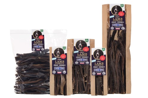 Naturalny gryzak dla psa z suszonych żwaczy jagnięcych – wspiera trawienie i pomaga czyścić zęby.